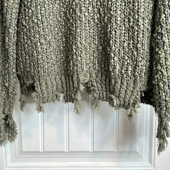 Camille & Coco Olive Green Super Soft Shredded‎ V Neck Sweater. Size M/L. - Picture 6 of 9